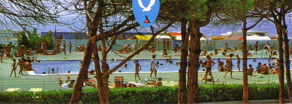 Imagen de la piscina grande del camping Albatros de Gavà Mar situada donde actualmente está el paseo marítimo de Central Mar (1984)